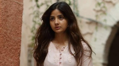 الممثلة الهندية كاشميرا بارديشي وهي تمثل دور المختطفة في مسلسل يدور حول الحرب السورية