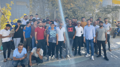 صورة جماعية للعمال السوريين والأتراك بعد تحقيق مطالبهم (تويتر)
