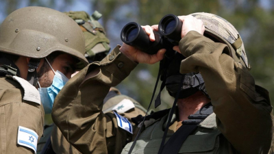 جنود من الجيش الإسرائيلي يراقبون "الخط الأزرق" الحدودي مع لبنان – آذار 2021 (AFP)