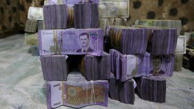 بيانات حكومة النظام السوري تتعامل مع الدولار وكأنه سيكون بـ25 ألف ليرة العام المقبل (رويترز)