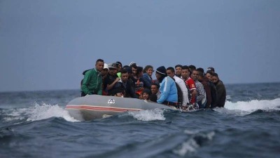 مهاجرون في قارب مطاطي وسط البحر - المصدر: الإنترنت