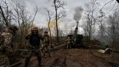 قوات المدفعية الأوكرانية تطلق النيران باتجاه القوات الروسية في منطقة زاباروجيا (رويترز)