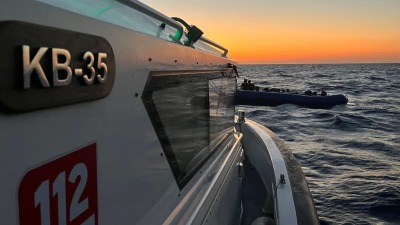 خفر السواحل التركي ينقذ مهاجرين علقوا على متن قارب مطاطي قبالة سواحل موغلا (الأناضول)