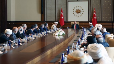 أردوغان مع وفد الاتحاد العالمي لعلماء المسلمين في المجمع الرئاسي بأنقرة – 8 آب 2023 (الأناضول)