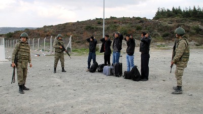 اللاجئين على الحدود التركية