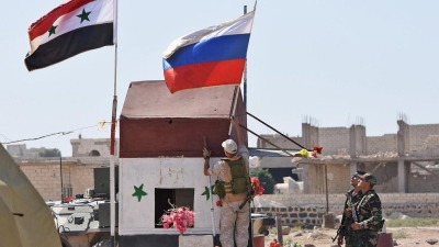 عناصر من قوات النظام برفقة جندي روسي
