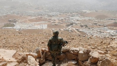 جندي لبناني في موقع للجيش في التلال المطلّة على بلدة عرسال اللبنانية قرب الحدود مع سوريا- رويترز