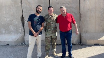 المدير التنفيذي للمنظمة السورية للطوارئ" والطبيب هيثم البزم برفقة ضابط من الجيش الأميركي في مخيم الركبان