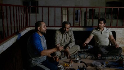 جيران يحتسون المتة في مدينة بنش السورية