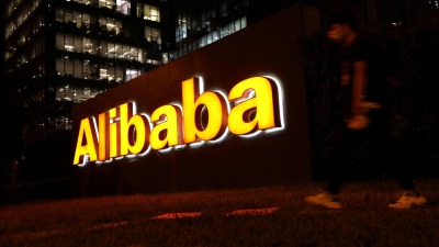 شعار شركة "علي بابا" الصينية على مبناها في بكين (رويترز)