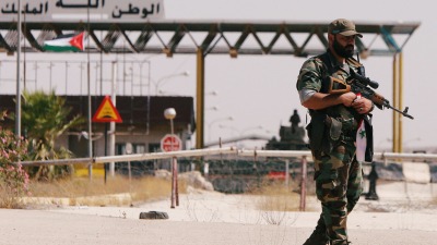 عنصر من قوات النظام قرب الحدود السورية الأردنية ـ رويترز