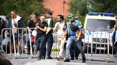 الشرطة السويدية ترافق سلوان موميكا فرب السفارة العراقية في ستوكهولم - السويد، 20 حزيران 2023 (رويترز)