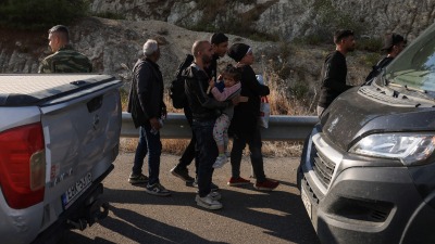 مجموعة من اللاجئين السوريين عبروا الأراضي التركية نحو اليونان (رويترز)