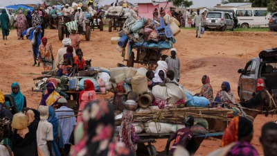 صحاب عربات تشادية ينقلون متعلقات السودانيين الذين فروا من الصراع في منطقة دارفور بالسودان أثناء عبور الحدود بين السودان وتشاد