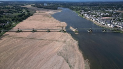 منظر يظهر انحسار المياه تحت جسر على ضفاف رملية لنهر اللوار في فرنسا ـ رويترز