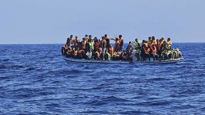 قارب يحمل مهاجرين في البحر (أرشيفية - أ.ب)