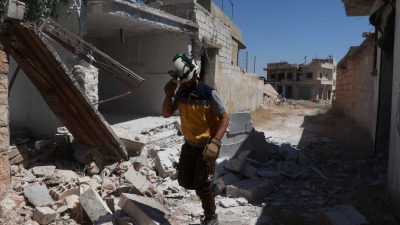 فرق الإنقاذ خلال تفقدهم مناطق تعرضت للقصف في ريف إدلب – 6 آب 2023 (الدفاع المدني السوري)