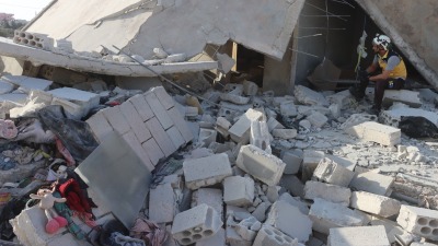 آثار القصف على الأحياء السكنية في مدينة سرمين شرقي إدلب – 2 أيلول 2023 (الدفاع المدني السوري)