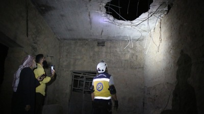 عناصر الدفاع المدني يتفقدون آثار قصف قوات النظام وروسيا على الأحياء السكنية