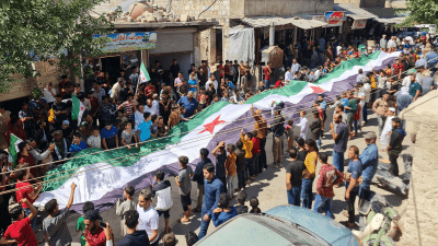 متظاهرون في بلدة قورقانيا بريف إدلب - مواقع التواصل