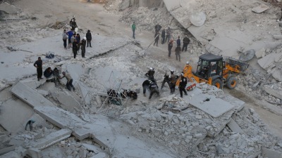 انتشال الضحايا تحت الأنقاض جراء القصف الروسي على إحدى مناطق سوريا - الدفاع المدني