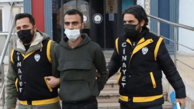 السلطات التركية تقتاد الجاني إلى قاعة المحكمة