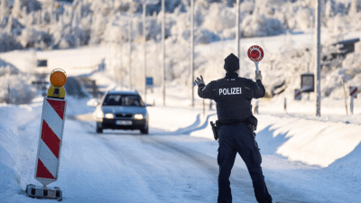 شرطي ألماني يوقف سيارة عند نقطة حدودية مع النمسا قرب زينلد - أ ف ب