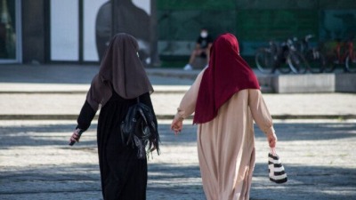 مجلس الدولة في فرنسا يعيد النظر بحظر ارتداء العباءة بالمدارس