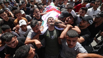 آلاف الفلسطينيين يشيعون جثامين خمسة قتلتهم إسرائيل في مخيم جنين وقطاع غزة | صور