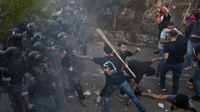 اشتباكات عنيفة بين أرمن لبنانيين والشرطة أمام سفارة أذربيجان في بيروت – 28 أيلول 2023 (الأناضول)