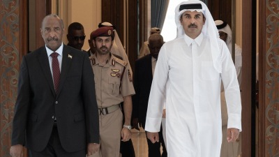 أمير قطر الشيخ تميم بن حمد آل ثاني يستقبل البرهان في الدوحة ـ تويتر