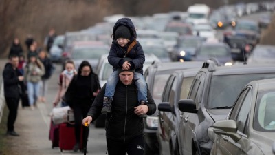 لاجئ أوكراني يحمل ابنه - المصدر: الإنترنت