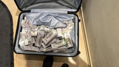 حقيبة مليئة بالأموال المزورة ضبطتها الحكومة التركية برفقة العصابة (İHA)