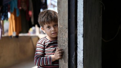 طفل سوري لاجئ تعيش عائلته في مدينة صور اللبنانية منذ ثماني سنوات (اليونيسيف)