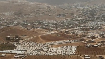 مخيمات سورية تتوزع في بلدة عرسال اللبنانية على الحدود مع سوريا - رويترز