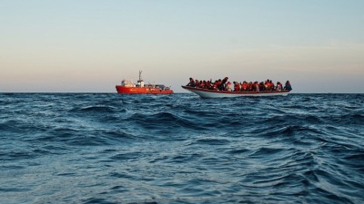 مركب للاجئين في عرض البحر وبقربة سفينة إنقاذ ضمن المياه الإقليمية الإيطالية - المصدر: الإنترنت
