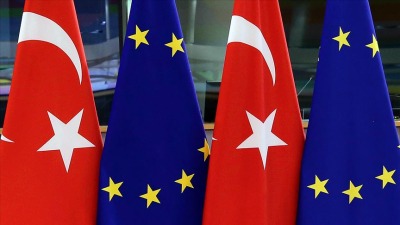 راية الاتحاد الأوروبي والعلم التركي (الأناضول)