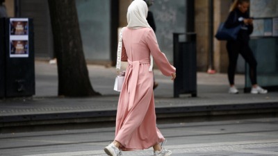 امرأة ترتدي العباءة تسير في أحد شوارع نانت بفرنسا في 29 آب/أغسطس 2023. © رويترز