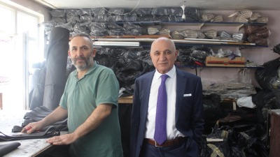 حسين أوزون في أحدى ورش تصينع الأحذية وحقائب اليد (Anadolu Gazete)