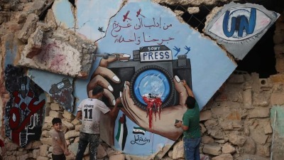 جدارية في الشمال السوري تضامناً مع فلسطين: "من إدلب إلى غزة جرحنا واحد"