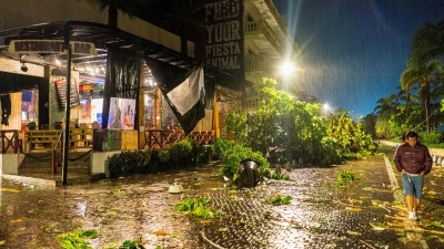 "ليديا".. إعصار شديد الخطورة برياح عاتية يجتاح المكسيك