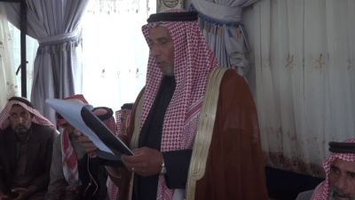 الشيخ طلال أبو سليمان خلال إعلانه تشكيل مجلس موحد لعشائر درعا والسويداء
