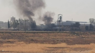 تصاعد أعمدة الدخان من مصنع الذخيرة التابع لـ"قسد" في ريف الحسكة - إنترنت