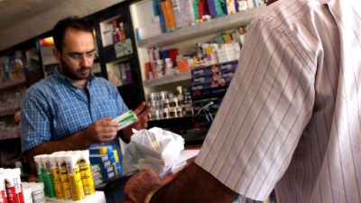 مريض شتري أدوية من صيدلية في دمشق (سناك سوري)