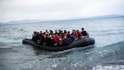 لاجئون على متن قارب مطاطي قبالة سواحل اليونان - AFP