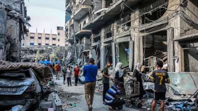آثار القصف الإسرائيلي على سوق النصيرات وسط قطاع غزة، اليوم الاثنين.