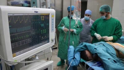 عملية جراحية لشاب في أحد مستشفيات العاصمة السورية دمشق (سبوتنيك)