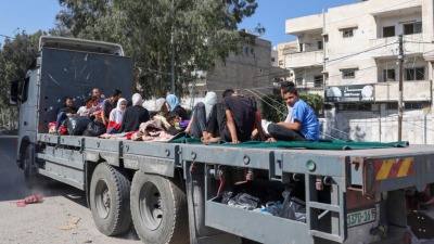 فلسطينيون ينزحون من مدينة غزة بعد الإنذار الإسرائيلي في 13 تشرين الأول 2023 - أ ف ب