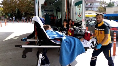 الفرق الطبية تنقل الطفلين إلى المستشفى (bgazete)