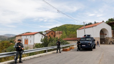 ضباط شرطة كوسوفو يقومون بدورية في أعقاب حادث إطلاق نار في قرية بانجسكا